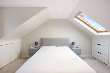 Stylish duplex apartment offering abundance of natural light - Photo 2