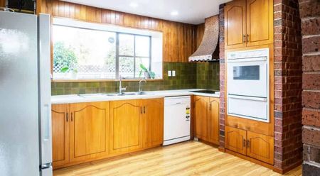 Eight Bedrooms in Ideal Location - FIRST WEEK RENT FREE - Photo 4