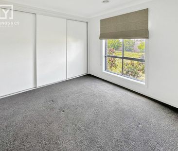 Contemporary Family Living In Kialla! - Photo 4