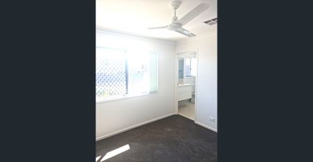 AVAILABLE 16/01/26 - 3 BEDROOM 2 BATH TOWNHOUSE WITH DUCTED AIR - Photo 5