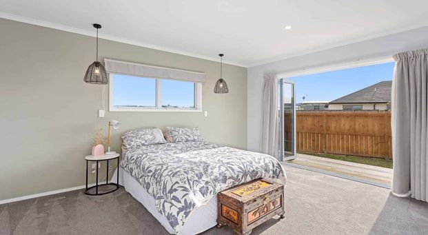 Modern living at the beach - Photo 1