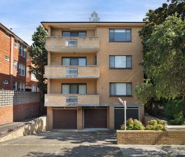 Expansive Top-Floor Apartment in Prime Bayside Setting - Photo 2