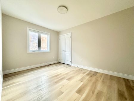 For Lease - 3682 Banff Court, Mississauga, Ontario - Photo 3