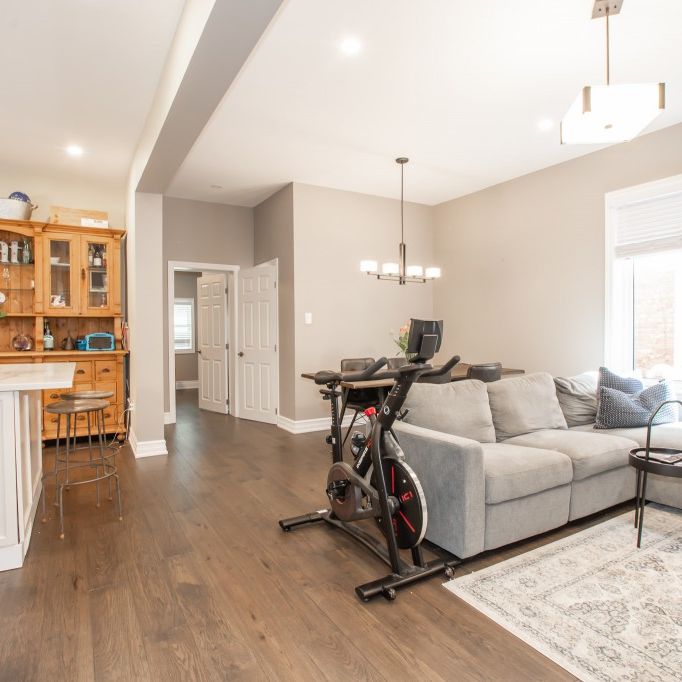 **ALL INCLUSIVE** 2 Bedroom Main Unit in Hamilton!! - Photo 1