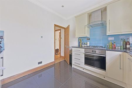 2 bedroom flat in London - Photo 3