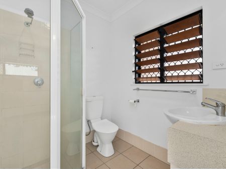 Free standing villa in gated complex - Photo 5