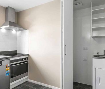 Beautiful, sunny 2 bedroom apartment - Photo 1