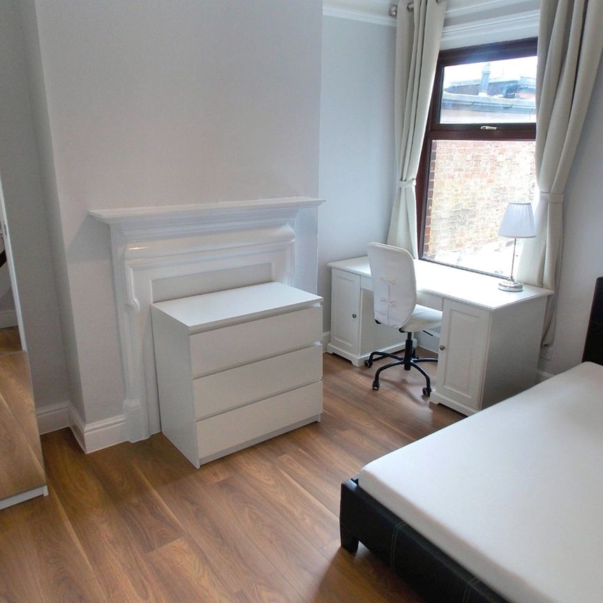 5 Bed Semi-Detached House, Devonshire Road, SO15 - Photo 1