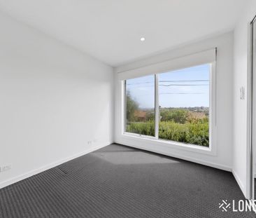 Spacious Townhouse Living - Photo 5