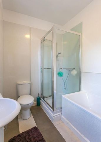 3 bedroom flat to rent - Photo 4