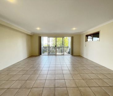Large 3 Bedroom Townhouse in East Brisbane ! - Photo 2