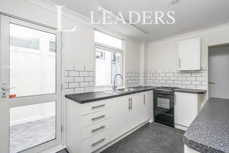 3 bedroom house to rent Grove Road, Gosport, PO12 - Photo 4