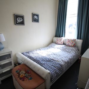 2 Bed Student Accommodation - Photo 2