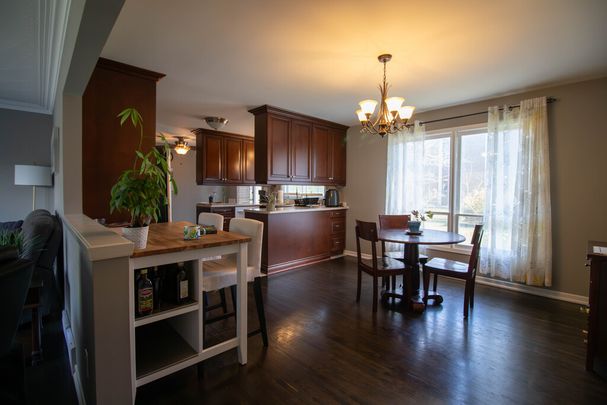 **STUNNING** 4 Bedroom House in St. Catharines!! - Photo 1