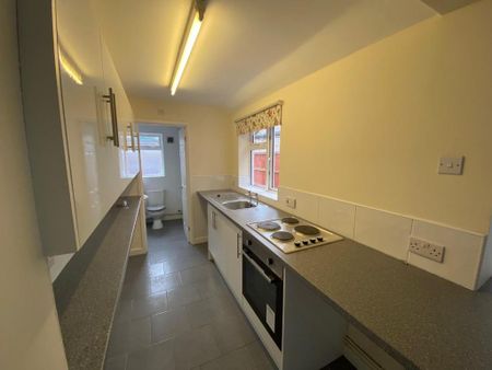 2 bedroom end of terrace house to rent - Photo 5