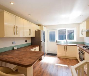 4 bedroom semi-detached house to rent - Photo 6