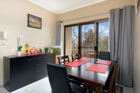 Bright 2 Bedroom Unit with LUG in a Convenient Location - Photo 4