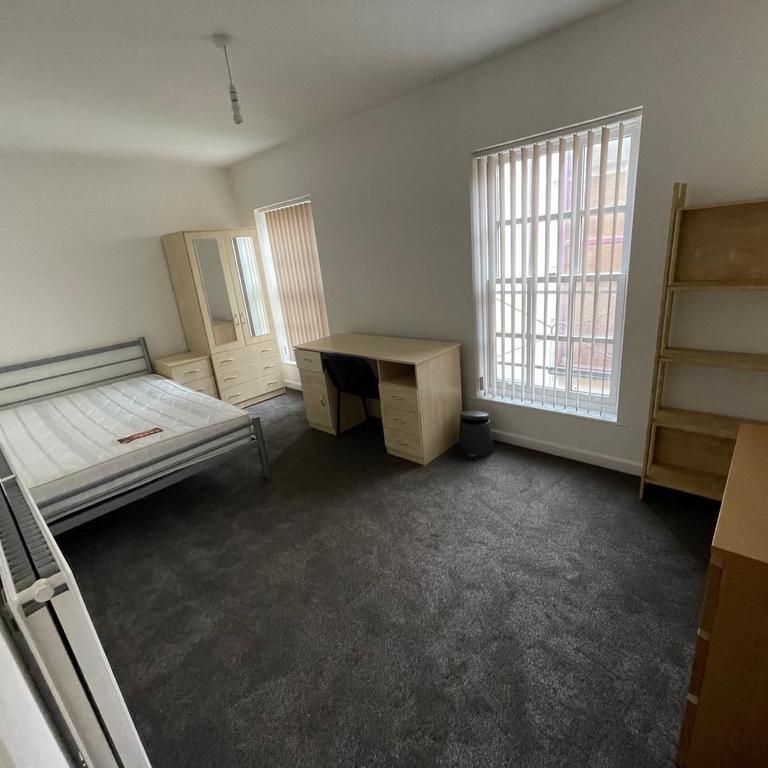 4 bedroom flat to rent - Photo 1