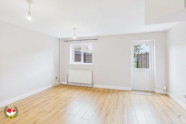 Mulberry Close, Hardwicke - Photo 1