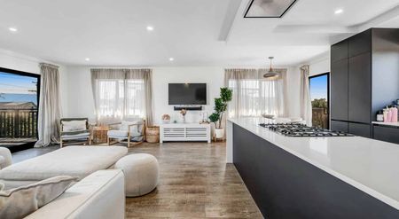 Newly Renovated Family Home - Photo 3