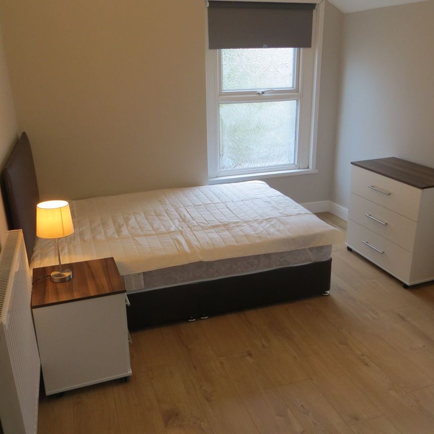 Quiet Professional House Near Transport Links - Photo 1