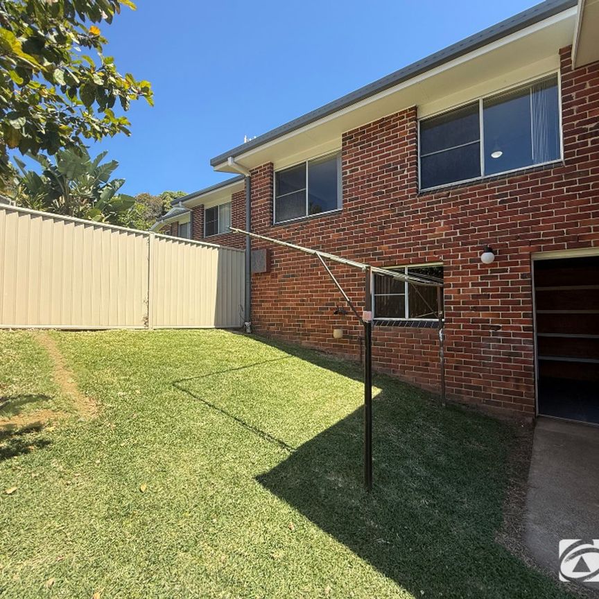 Renovated townhouse within walking distance to town - Photo 1