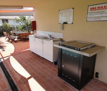 A luxury townhouse. Close to train, bus and schools. 3 Bedrooms Tow... - Photo 5