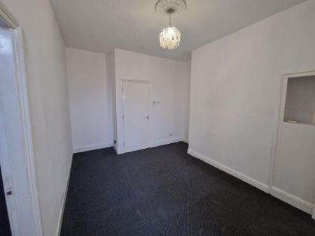 3 bedroom flat to rent - Photo 4