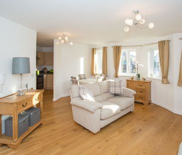 Available unfurnished now - Photo 2