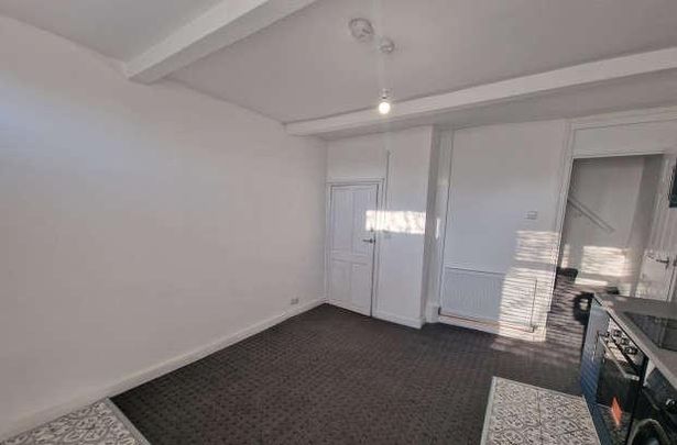 Southfield Lane, Bradford, BD7 - Photo 1