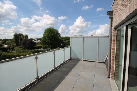 Prachtig penthouse (121 m²) met zonnig terras, parking en lift rechtstreeks tot in het appartement. - Photo 2