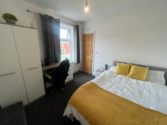 1 bedroom in a house share to rent - Photo 1