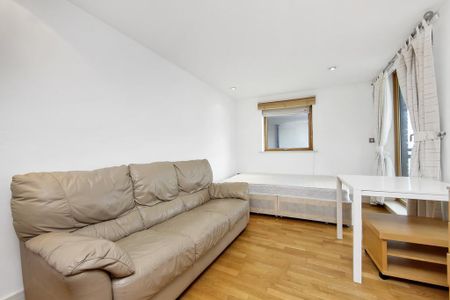 1 bedroom in a flat share to rent - Photo 2