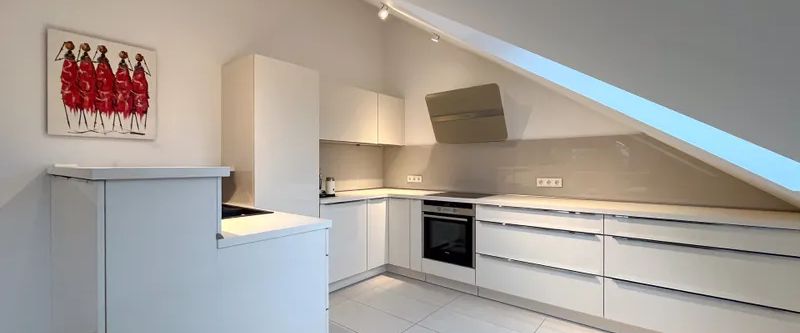 Komfortable seniorenfreundliche Dachgeschosswohnung mit Aufzug und Balkon - Photo 1