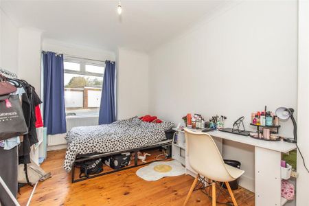 3 bedroom flat to rent - Photo 2