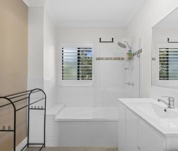 Stylish Fully-Furnished Apartment in Prime Southport Location! - Photo 4