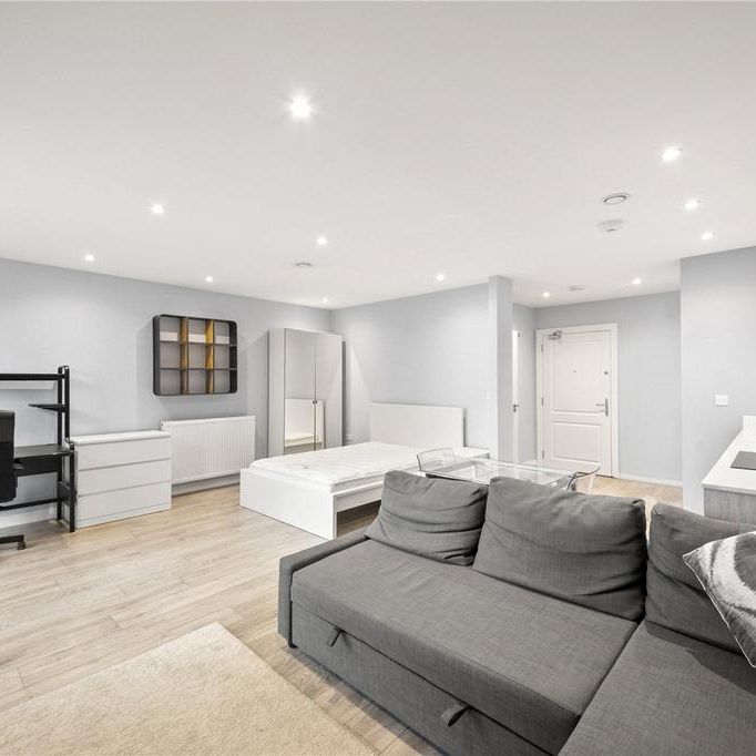 Studio to rent - Photo 1