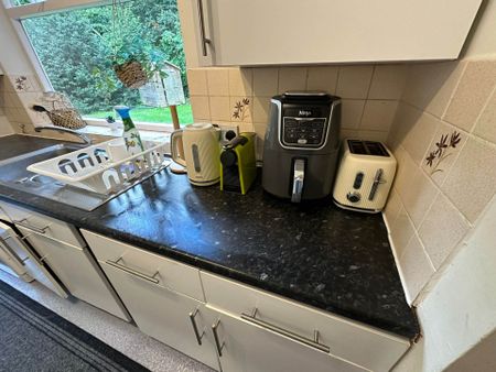 Room 1: 15 Sycamore Road, Guildford, GU1 1HJ - Photo 4