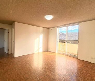 Oversized 2-bedroom apartment next to city bus - Photo 2