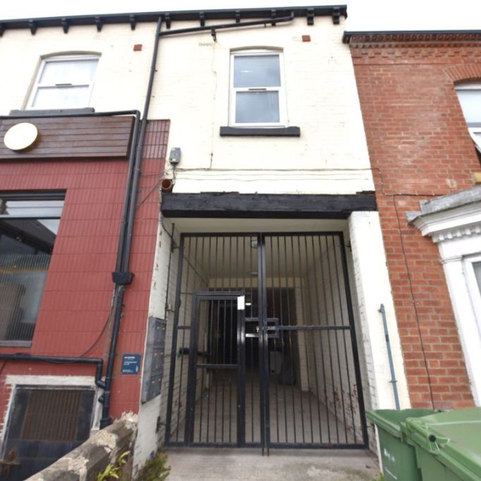 2 bedroom Flat in Woodsley Road, Leeds - Photo 1