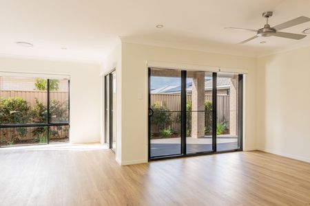 LARGE HOME WITH COUNTRY A OUTLOOK - ACCESS VIA ELK HORN PARADE - Photo 4