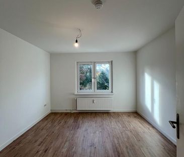 LUXUS TRIFFT GEMÜTLICHKEIT – Sanierte 3-Raumwohnung mit EBK & Wohlf... - Photo 3