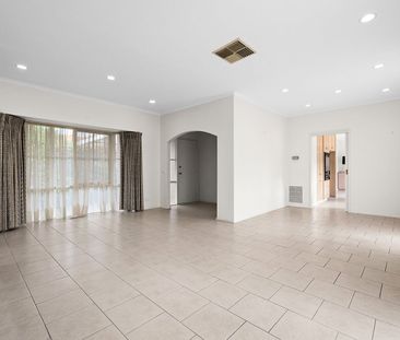 Spacious 3 Bedroom Home in Leafy Carnegie! - Photo 3