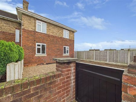 4 bedroom end of terrace house to rent - Photo 5