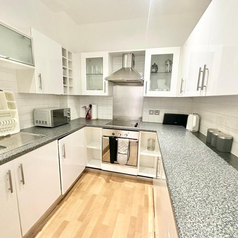 1 bedroom in a flat share to rent - Photo 1