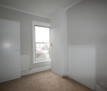 3 bedroom end of terrace house to rent - Photo 3