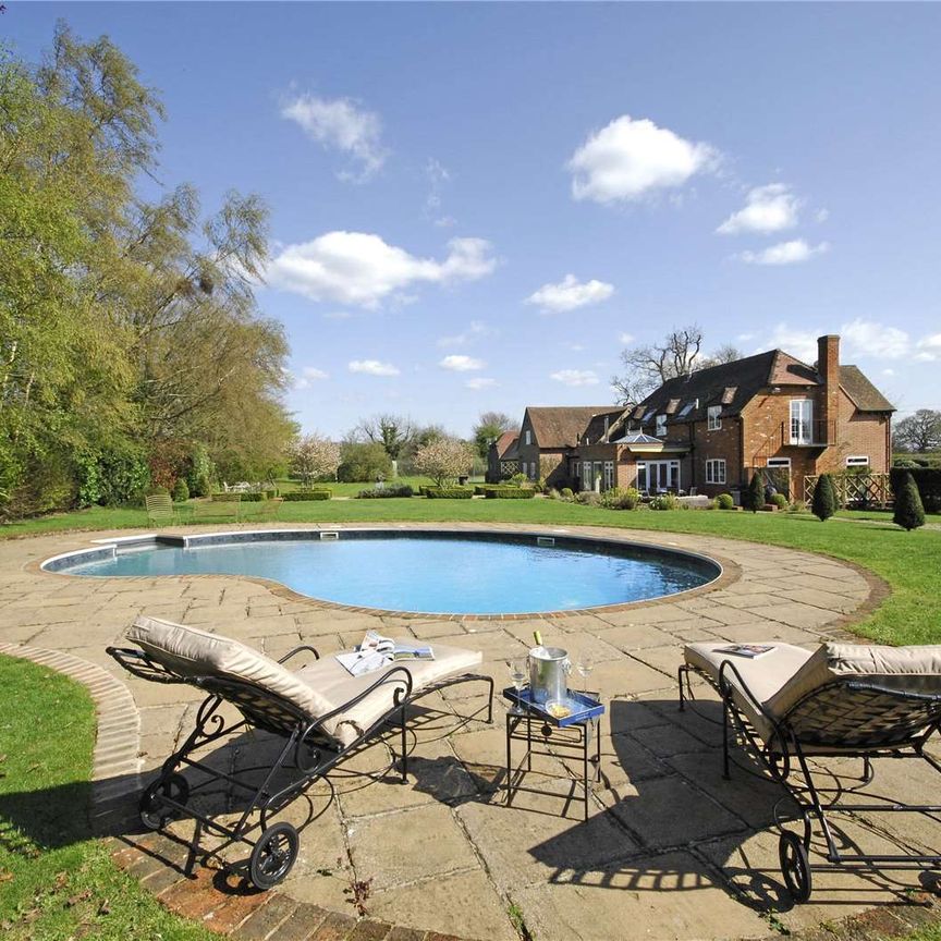 A stunning family home set in beautifully landscaped mature grounds, available on a short let basis - Photo 1