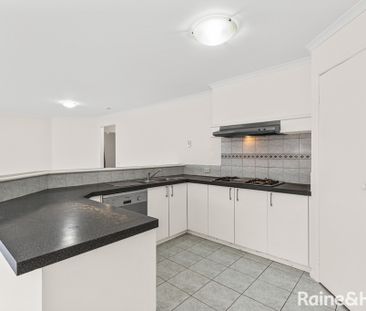 Stunning Family Home in Roxburgh Park - Photo 4