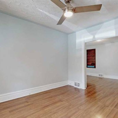 1 bdrm unit main floor house Dec 1 $2500 steps to subway - Photo 3