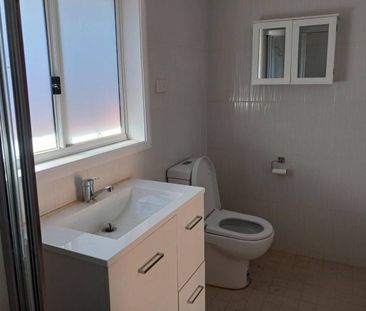 4 Bedroom ensuite bathroom garage - Photo 1